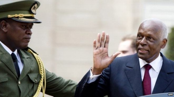 Президент Анголы Жозе Эдуардо Дос Сантос (справа) машет рукой, покидая президентский дворец на Елисейском полуострове 29 апреля 2014 года в Париже после встречи с президентом Франции