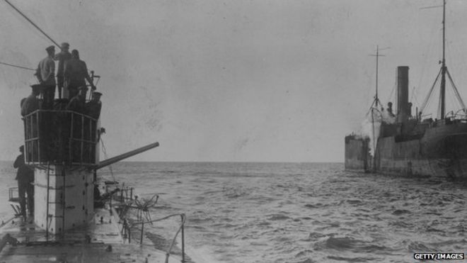 Подводная лодка открывает огонь из палубной пушки по торговому кораблю союзников
