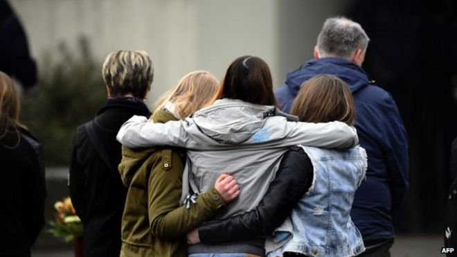 Ученики обнимают друг друга в школе Джозефа Кенига. Фото: 25 марта 2015 г.