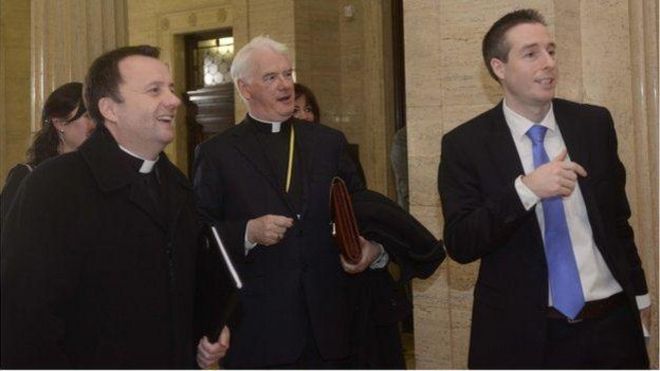 Католическая делегация встретилась с членом ассамблеи DUP Полом Гиваном (справа)