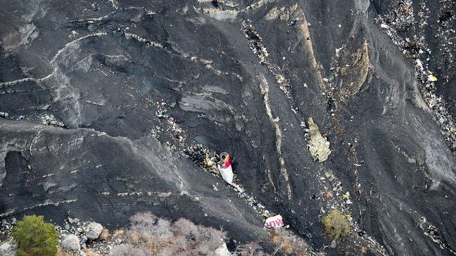 Мусор из самолета на склоне горы. 26 марта 2015