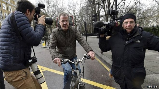 Джереми Кларксон покидает свой дом на западе Лондона на велосипеде, а за ним следуют фотографы