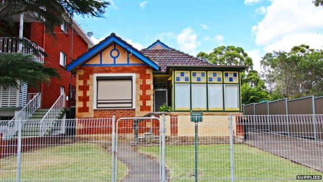 Неотремонтированный дом в Сиднее поднял брови, когда он был продан на аукционе за ошеломляющие 2,85 млн. Долларов США