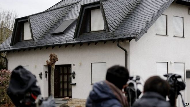Журналисты ждут перед домом семьи Андреаса Любица в Монтабауре, Германия, в пятницу, 27 марта 2015 года. L