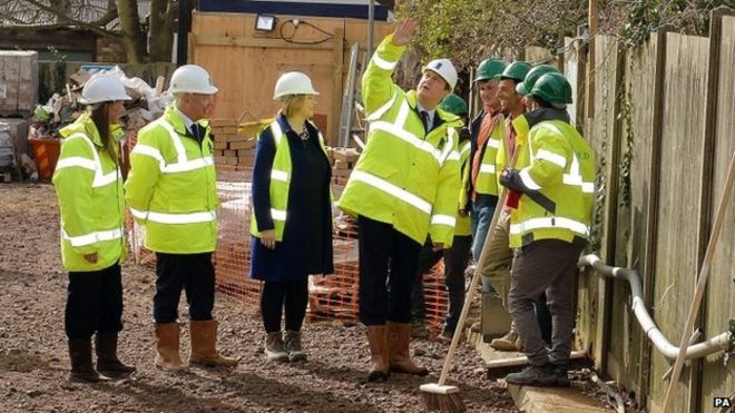 Дэвид Кэмерон посещает жилищное строительство в западном Лондоне
