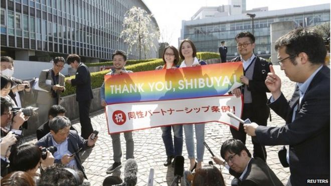 Лесбийские активистки Хироко Масухара (в центре слева) и ее партнер Коюки Хигаси (в центре справа) разговаривают со СМИ с трансгендерным активистом Фумино Сугиямой (слева) и гей-активистом Гон Мацунака после того, как приход Сибуя в Токио признает однополые партнерские отношения, за пределами мэрии Сибуя в Токио на этой фотографии, сделанной Kyodo 31 марта 2015 г.