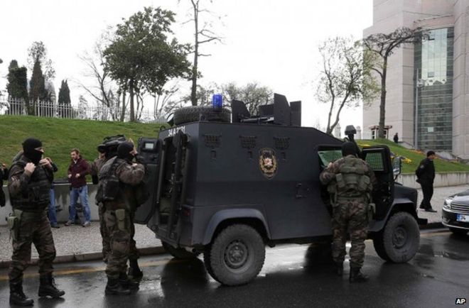 Turkish security forces outside court building in Istanbul (31 March)