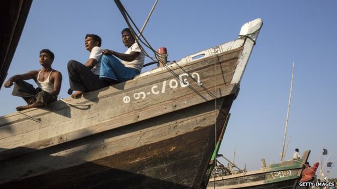 Рыбаки-рохингья отдыхают на рыбацкой лодке на пристани в марте 2015 года недалеко от бирманского города Ситтве