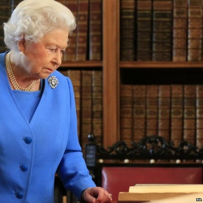 Королева просматривает архив Георга III