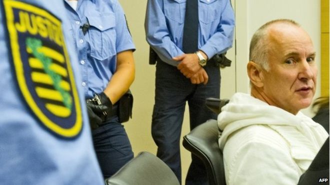Detlev Guenzel (r), a 56-year-old German police officer, waiting for the opening of his trial at the court in Dresden, eastern Germany (August 2014)