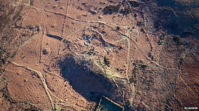 Доисторический пейзаж Mynydd Carningli в горах Пресел