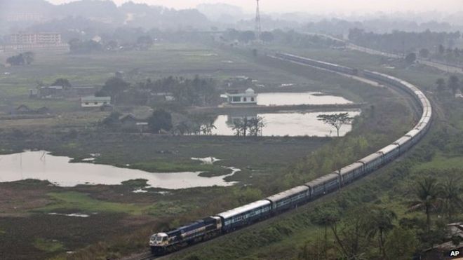 Поезд индийских железных дорог движется по пути на окраине Гаухати, северо-восточный штат Ассам, Индия, четверг, 26 февраля 2015 года.