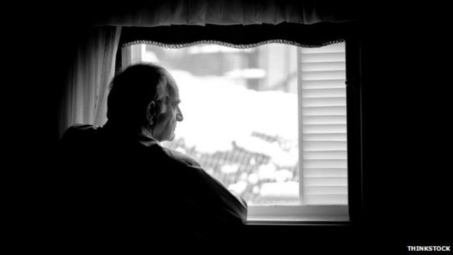 Человек смотрит в окно