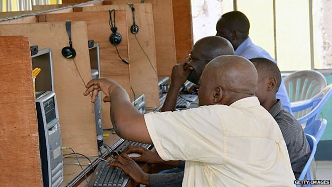Мужчины в интернет-кафе в Киншасе