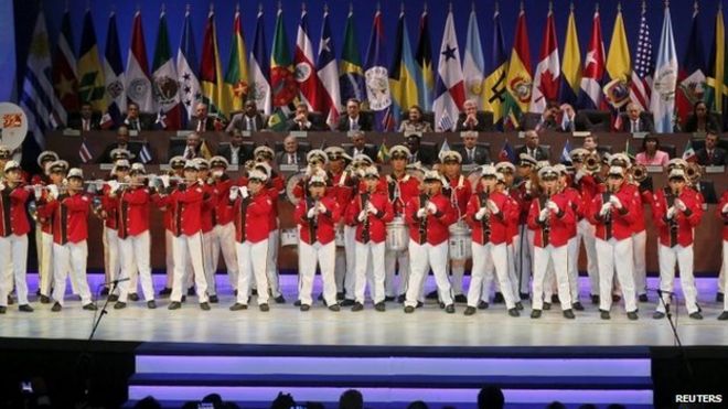 Военный оркестр выступает на церемонии открытия Саммита Америки в Панаме 10 апреля 2015 года