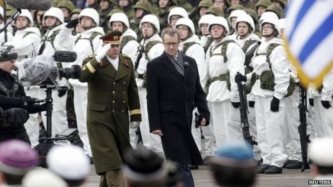 Президент Эстонии Тоомас Ильвес осматривает войска в день независимости в Нарве на границе с Россией - 24 февраля