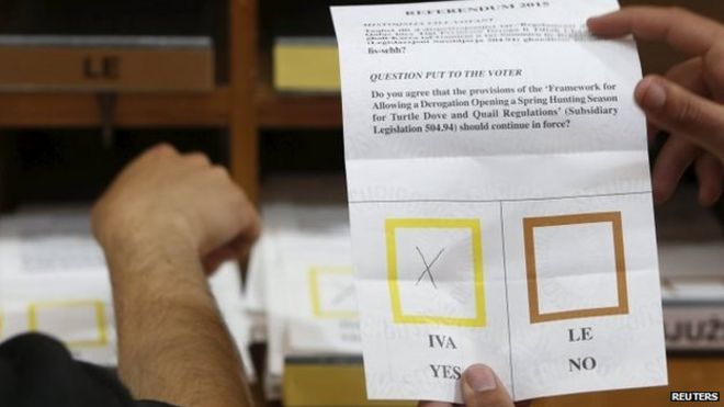 Избирательный бюллетень предъявляется счетным агентам во время подсчета голосов на референдуме о весенней охоте за пределами Валлетты (12 апреля 2015 г.)