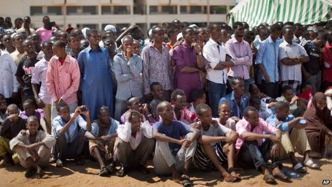 Кенийская толпа слушает речи, осуждающие атаки аль-Шабаба