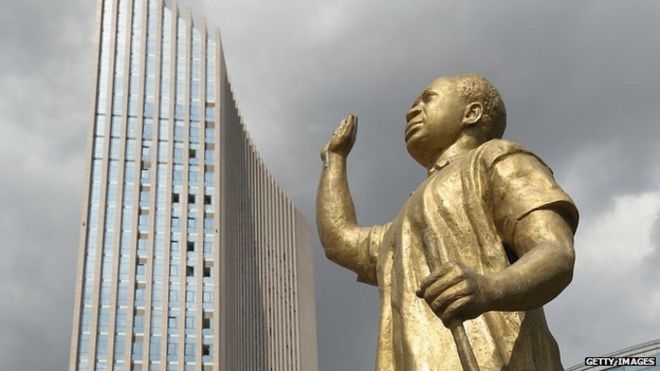 Статуя Кваме Нкрумы, который был первым президентом независимой Ганы и одним из основателей Организации африканского единства, предшественника Африканского союза, стоит возле комплекса штаб-квартир Африканского союза (АС) - 2013