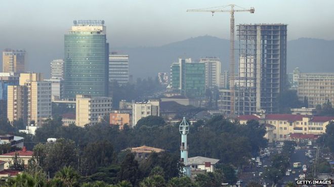Строительный кран стоит среди офисных зданий над центром города в Аддис-Абебе, Эфиопия - март 2013 г.