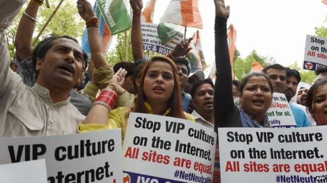 Активисты Индийского молодежного конгресса и Национального союза студентов Индии выкрикивают антиправительственные лозунги, протестуя в поддержку сетевого нейтралитета в Нью-Дели 16 апреля 2015 года.