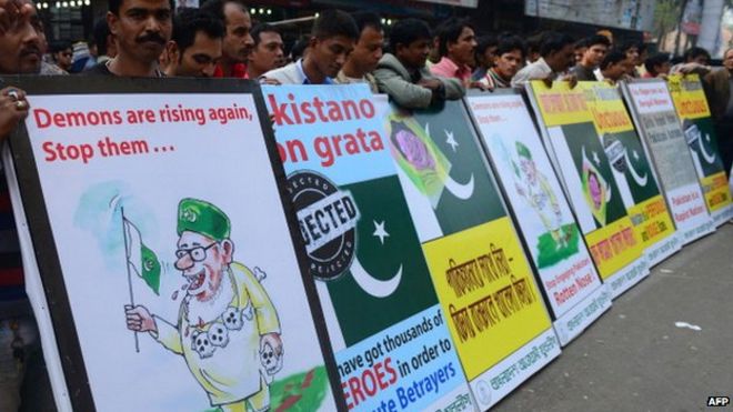 Сторонники Бангладешской Лиги Авами протестуют против антипакистанских плакатов в Дакке 23 декабря 2013 года