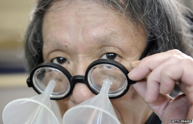 Кэндзи Каваками, изобретатель и основатель Международного общества чиндогу, демонстрирует свои воронкообразные очки, предназначенные для направления глазных капель, чтобы они никогда не пропускали свой след.
