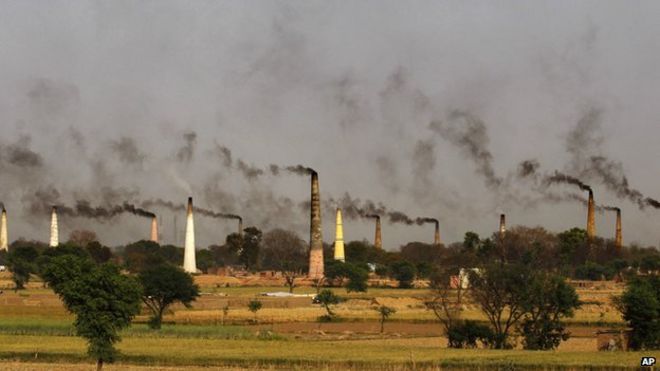 Дым поднимается из кирпичных печных печей на окраине Дели