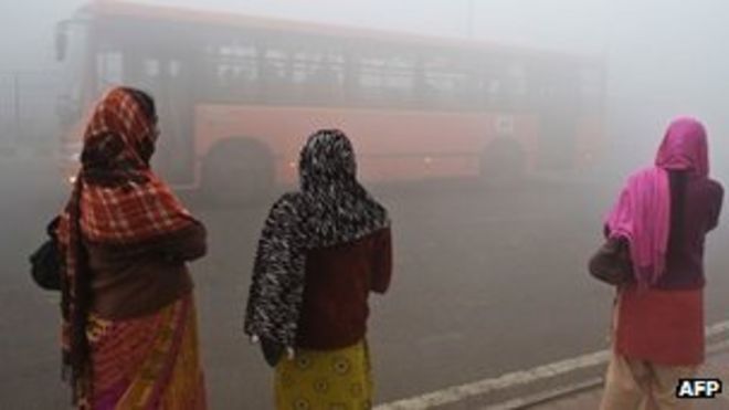 Женщины ждут автобуса в Дели