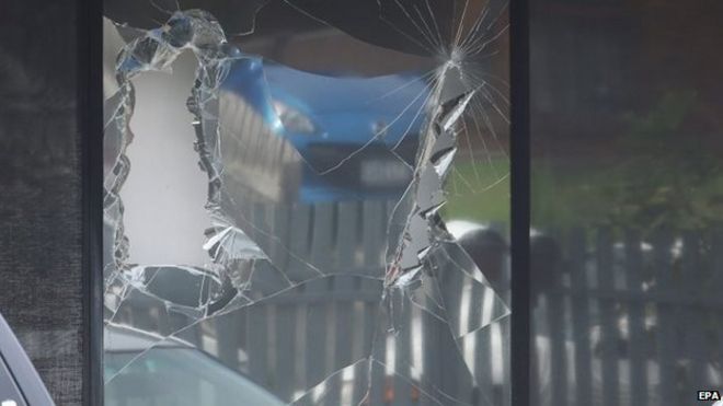 Разбитое окно полицейского рейда в доме в Халламе, пригороде Мельбурна, где полиция произвела один из нескольких арестов во время террористических рейдов в Мельбурне, Австралия, 18 апреля 2015 года