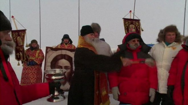Русский православный священник благословляет станцию ??Северный полюс (скриншот APTN)