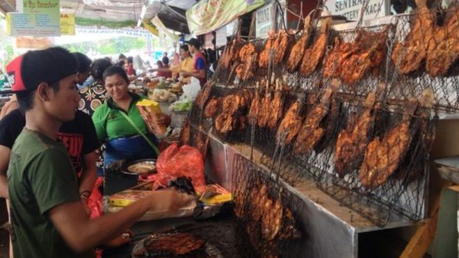 Мясной гриль на рынке Рамадан в Джакарте