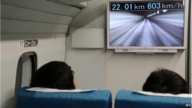 На раздаточном материале, предоставленном Central Japan Railway Co, показан экран, показывающий текущую скорость поезда маглев в префектуре Яманаси, Центральная Япония, 21 апреля 2015 г.