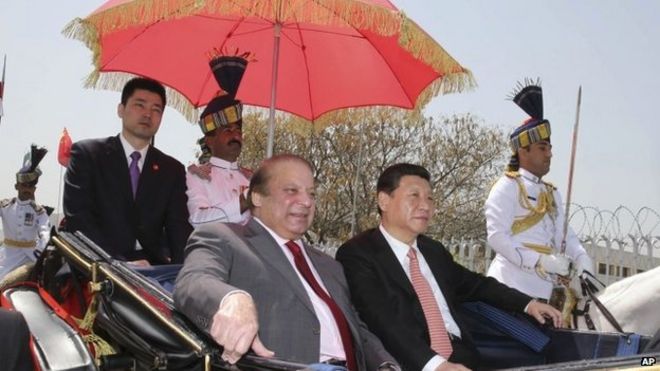 Президент Китая Си Цзиньпин (в центре справа) в сопровождении премьер-министра Пакистана Наваза Шарифа (в центре слева) садится в вагон, чтобы встретиться с президентом Пакистана Мамнуном Хуссейном в Исламабаде, Пакистан, 21 апреля 2015 года. (