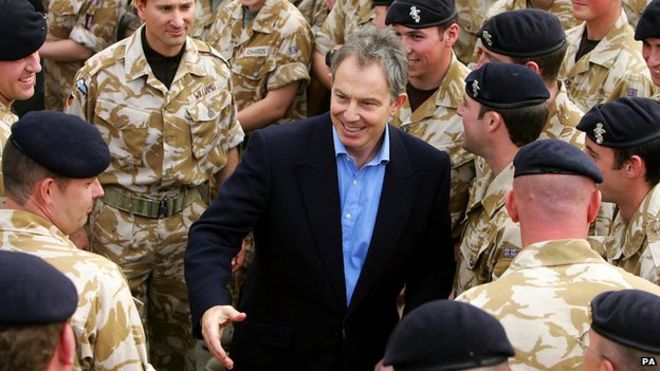 Тони Блэр посещает войска в Басре в 2004 году
