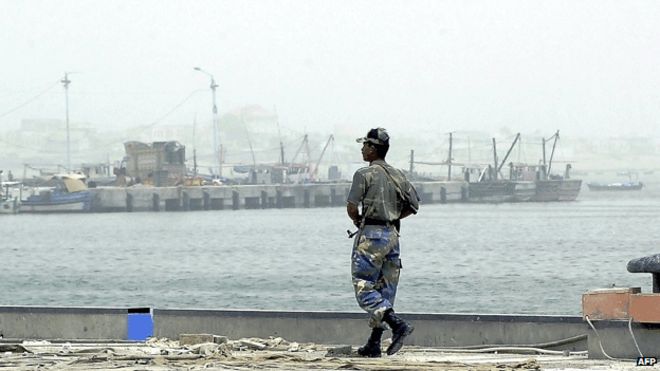 Файл фотографии пакистанского военизированного солдата, патрулирующего строящийся морской порт в Гвадаре