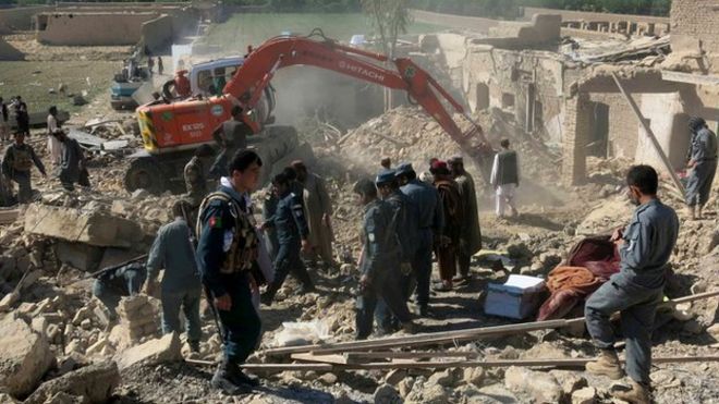 Афганские силы безопасности осматривают место взрыва бомбы в Кандагаре