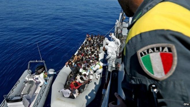 Итальянские силы безопасности спасают мигрантов у ливийского побережья. 22 апреля 2015