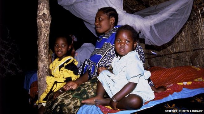 Семья, пострадавшая от малярии в Танзании