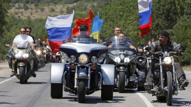 Президент Путин катается с байкерами в Крыму 24 июля 2010 г.