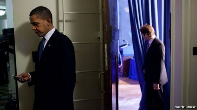 Президент Обама использует свой мобильный телефон Blackberry (18 октября 2010 г.)
