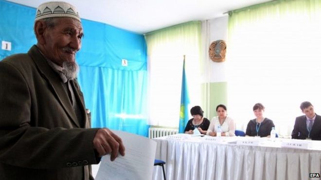 Казахстанец голосует на президентских выборах в стране на избирательном участке в Астане (26 апреля 2015 г.)