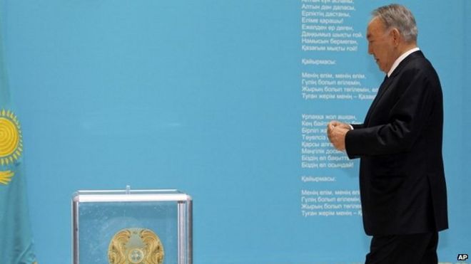 Главный кандидат в президенты Казахстана Нурсултан Назарбаев идет голосовать на избирательном участке в Астане (26 апреля 2015 года)