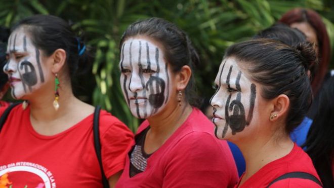 Женщины требуют изменения в законах об абортах в Сальвадоре в апреле 2015 года