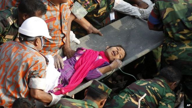 Оставшийся в живых после обрушения здания Решма Бегум лежит на носилках после того, как его вытащили из-под обломков здания 10 мая 2013 года