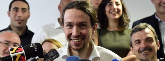 Падло Иглесиас, лидер Podemos, позирует с кандидатами в Мадриде (9 апреля)