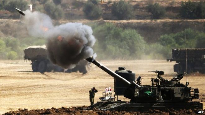 Израильская артиллерия стреляет взрывным снарядом высотой 155 мм в направлении сектора Газа (30 июля 2014 года)