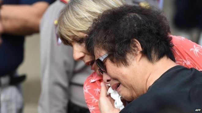 Мать Эндрю Чана, Хелен (справа), расплакалась на острове Нусакамбанган. Фото: 28 апреля 2015 г.