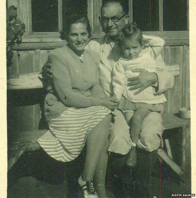Эвике с отцом Густавом Вайнбергером и ее матерью (первая жена Густава) Мансикой Вайнбергером (семья из трех человек)