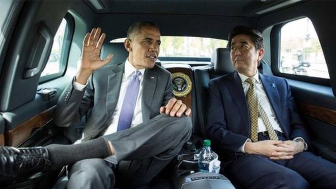 Президент США Барак Обама (слева) и премьер-министр Японии Синдзо Абэ вместе едут по дороге к Мемориалу Линкольна в Вашингтоне на раздаточном фото 27 апреля 2015 года